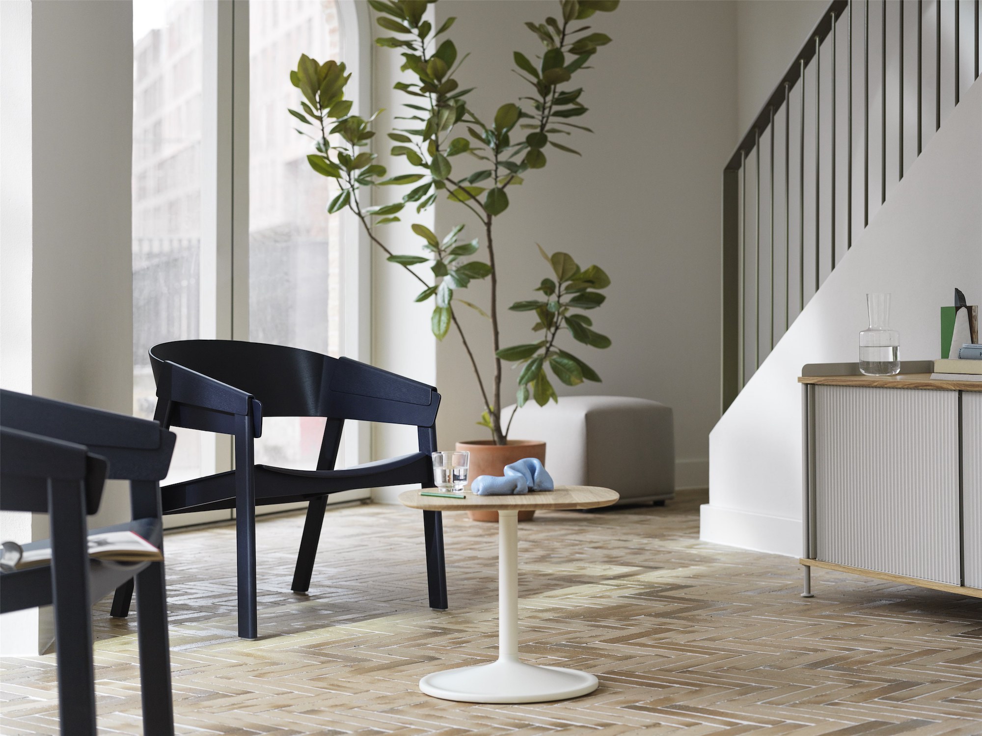 cover-lounge-midnight-blue-soft-side-table-h-40-45x45-enfold-low-grey-echo-42x62-divina-224-muuto-org_-150-2000.jpg